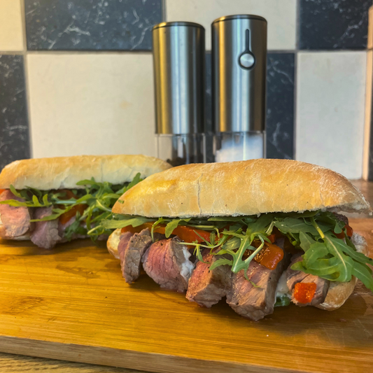 Ciabatta met Biefstuk, Truffelmayonaise, Rucola en Gegrilde Paprika - GOV's Recepten
