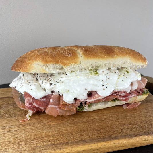 Ciabatta met Serrano Ham, Burrata en Pesto